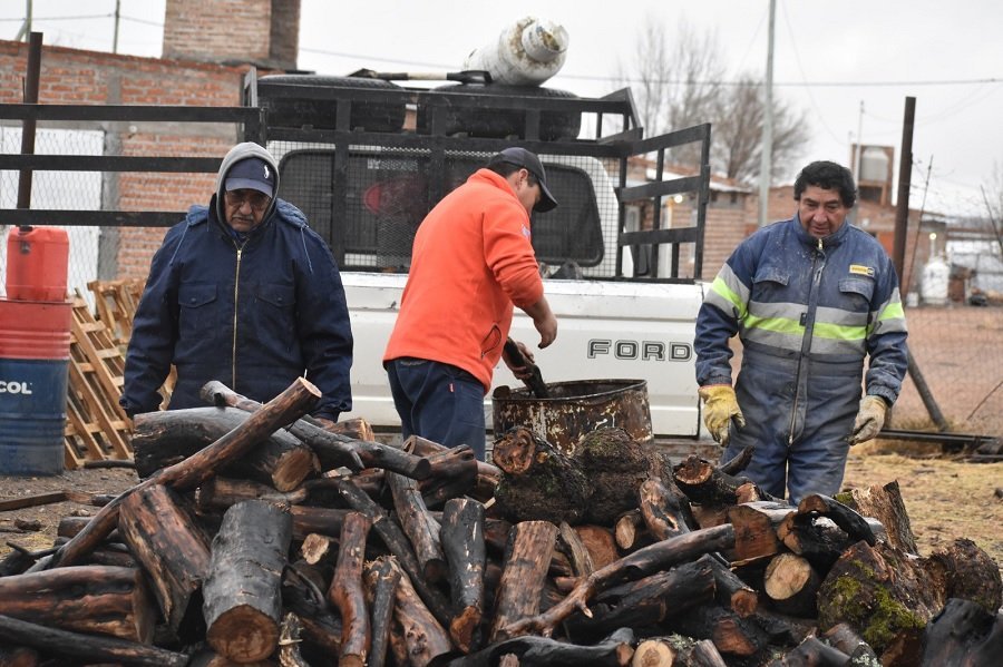 Respuesta ante el frío patagónico: el Plan Calor ya alcanzó a 10.000 familias en todo Río Negro
