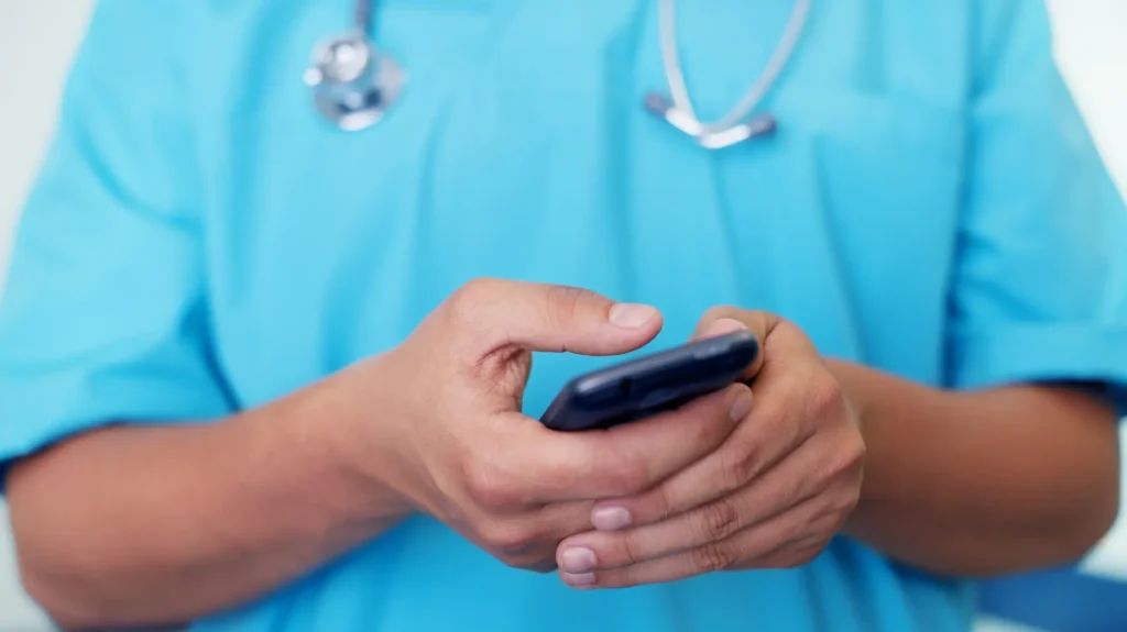 Río Negro regula el uso de celulares en quirófanos: qué podrán hacer y qué estará prohibido