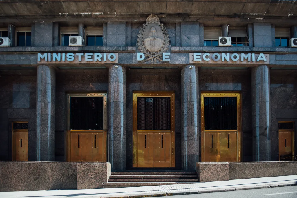 Los recursos nacionales enviados a las provincias cayeron 1% en lo que va de 2026