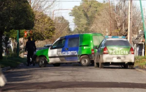 La Plata: mataron a puñaladas a un hombre en una pelea familiar y buscan a su hijastro por el crimen