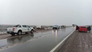 Peligro en la Ruta 237: una camioneta de sepelios chocó de frente contra un camión de gas propano