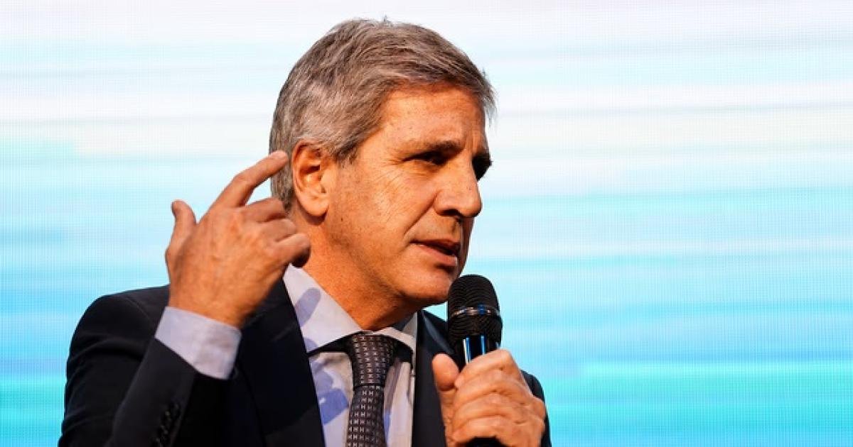 Luis Caputo pidió un aplauso por el superávit fiscal y defendió el rumbo económico del Gobierno
