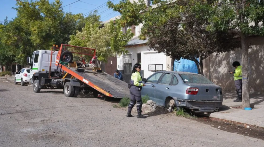 Récord de vehículos abandonados en Neuquén: retiraron 42 en agosto y ya son 250 en el año