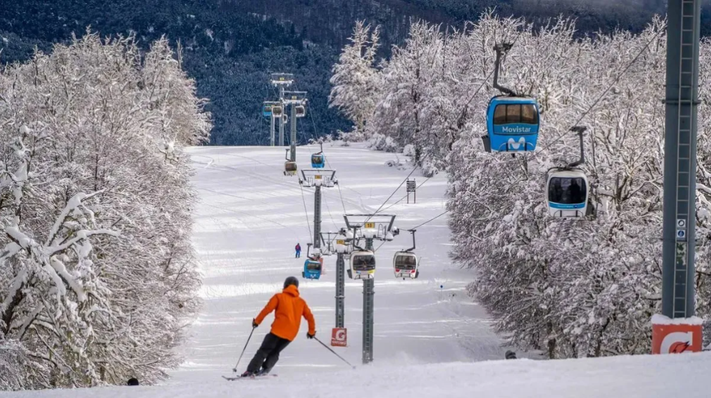 Chapelco extiende la temporada de nieve: cuánto cuesta esquiar en septiembre
