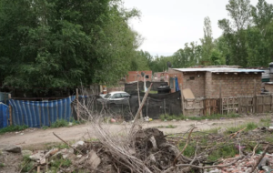 Casi una década de conflicto por un terreno frente al Limay: ya hay más de 100 familias asentadas
