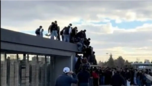 Indignación en Neuquén: jóvenes saltaron sobre el Monumento a los Caídos de Malvinas