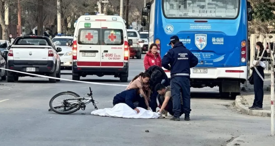 Una adolescente murió en un choque entre una bicicleta y un colectivo en Zapala
