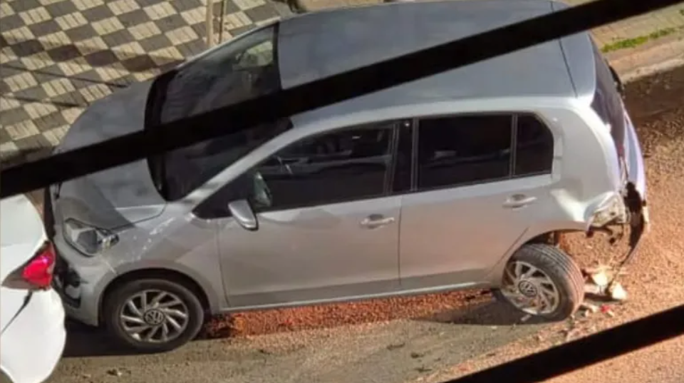 Buscan al conductor que chocó un auto estacionado y huyó en Neuquén