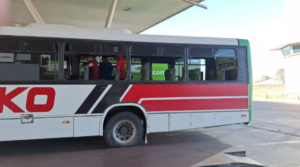Dos colectivos chocaron en la ETON y una pasajera resultó herida
