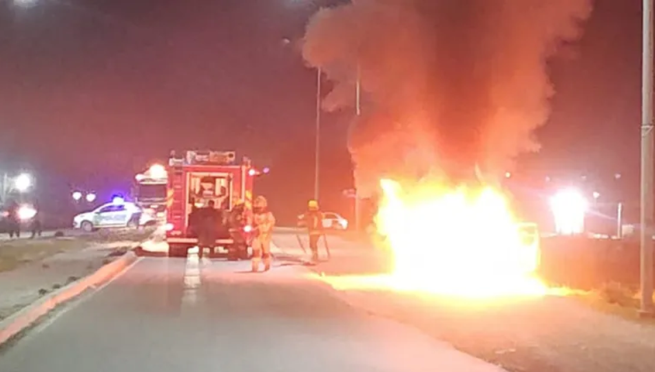 Fuego y caos en el Tercer Puente: una camioneta se incendió y complicó el tránsito 