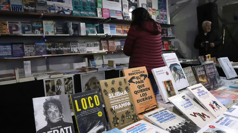 Feria del Libro de Neuquén: cuánto cuestan los libros y qué ofertas se pueden encontrar