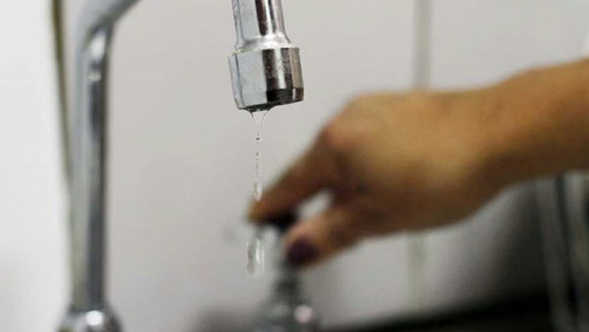 Corte de agua en Centenario: tres sectores llevan más de 15 horas sin servicio por una rotura en la red
