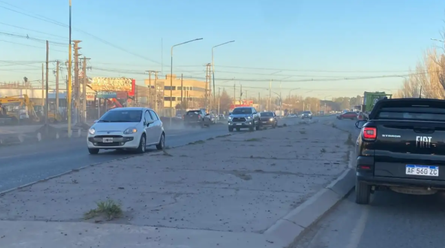 Largas demoras para entrar a Neuquén: la fila de autos se extendió hasta Cipolletti