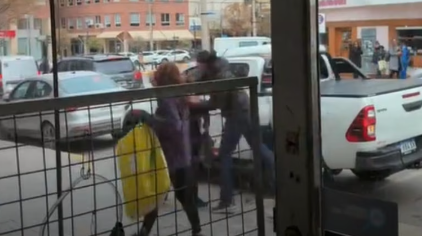 Violento cruce en Neuquén: un conductor golpeó a otro por bloquear el acceso a un garaje