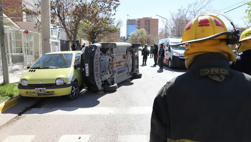 Impresionante vuelco en el centro de Neuquén: una camioneta terminó sobre un lateral y chocó a un auto estacionado