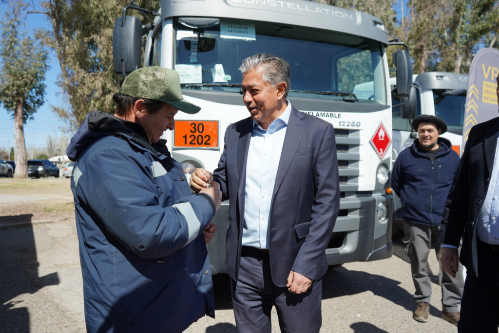 Figueroa entregó cuatro nuevos camiones para reforzar el mantenimiento de las rutas neuquinas