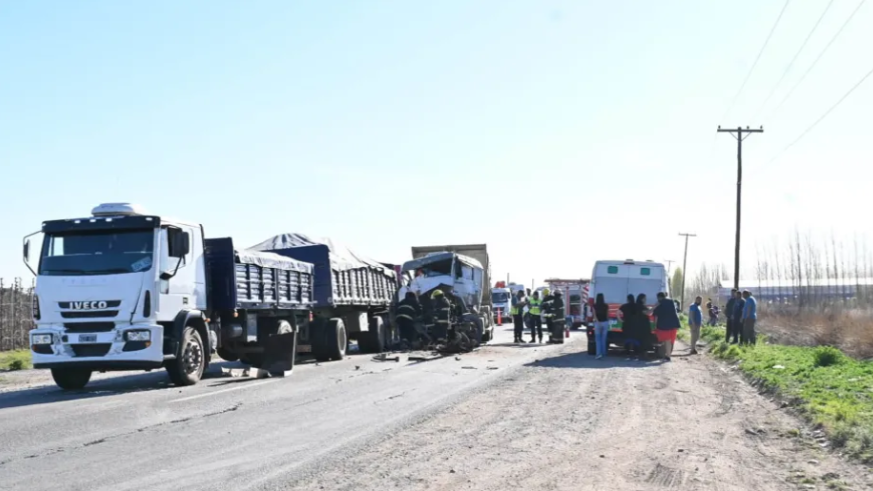 Accidente en la Ruta 22: un conductor sufrió golpes tras un choque entre dos camiones
