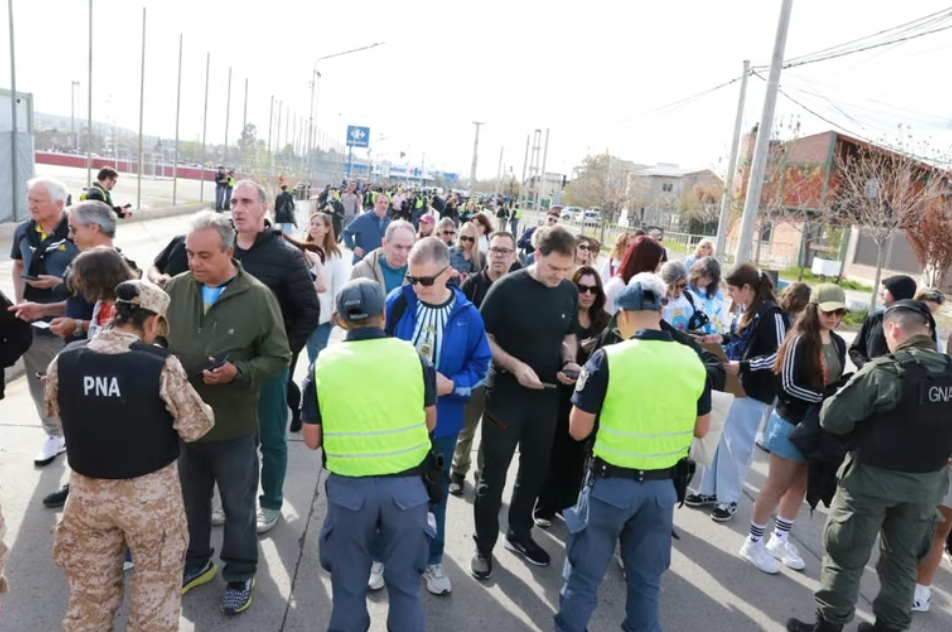 Copa Davis: cientos de personas llegaron temprano al Ruca Che para ver a Argentina
