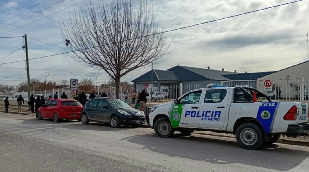 Cipolletti: amenazó con un cuchillo a policías en la guardia del hospital y terminó detenido