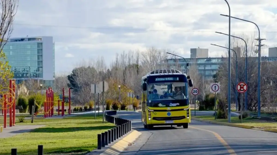 Neuquén inauguró la línea 33 de colectivos eléctricos que conectará los balnearios