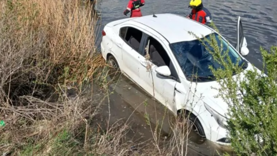 Misterio en Senillosa: encontraron un auto abandonado junto al río