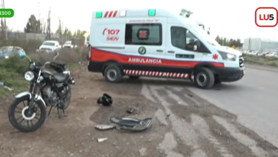 Un motociclista fue hospitalizado tras chocar con una Amarok en Neuquén