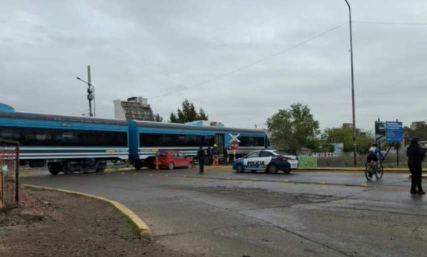 Choque entre el Tren del Valle y un auto: cortaron el tránsito en una calle de Neuquén