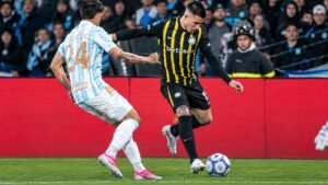 Racing tocó fondo: perdió sobre el final ante Atlético Tucumán y quedó último