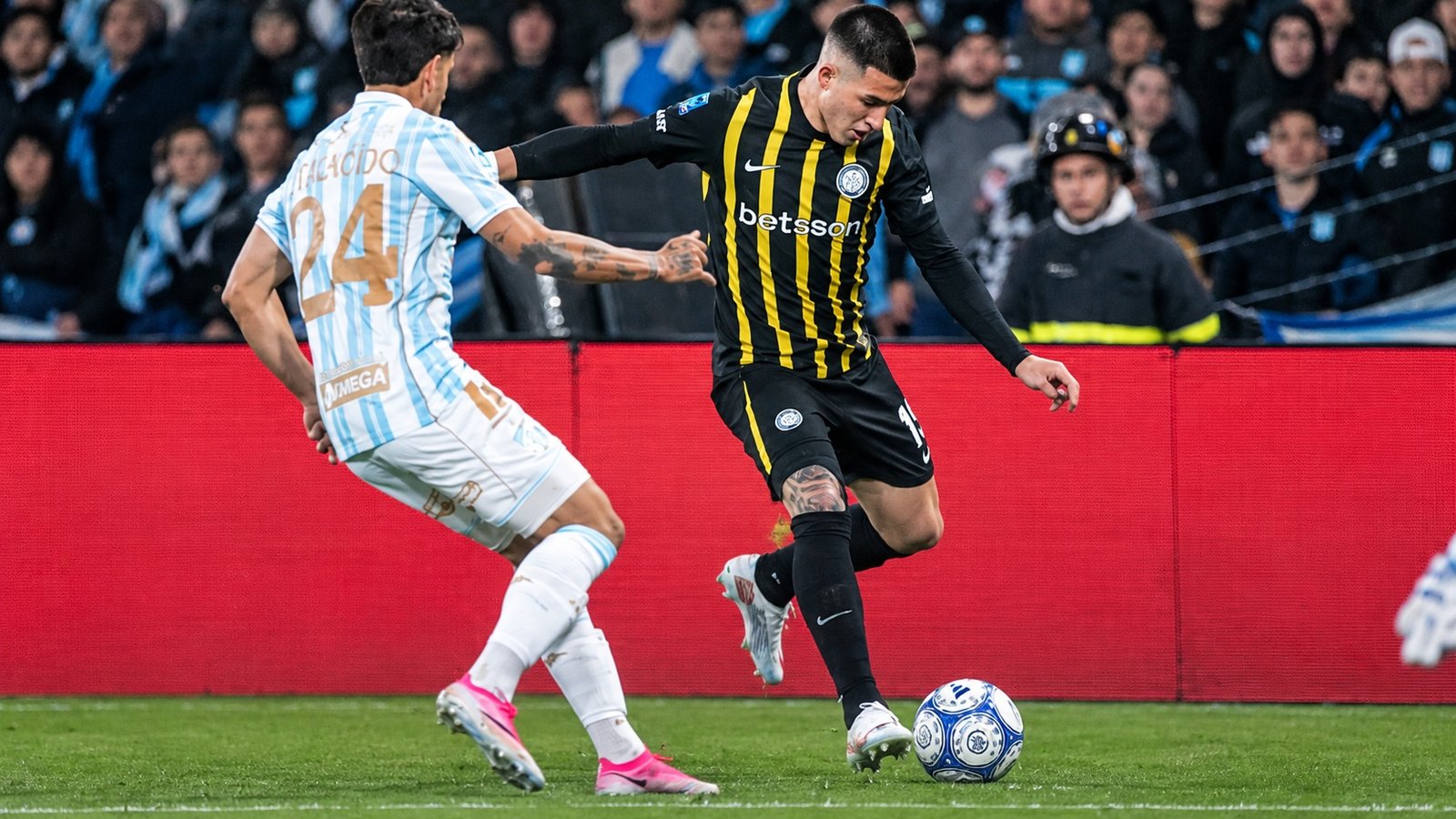 Racing tocó fondo: perdió sobre el final ante Atlético Tucumán y quedó último