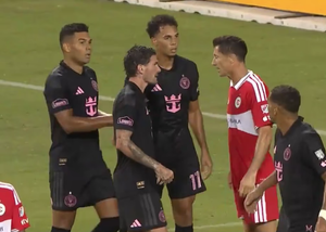 “¿Quién sos, bobo?”: el cruce de De Paul con Lewandowski en pleno partido que se hizo viral