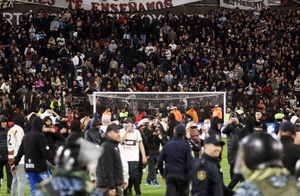Incidentes en Vicente López: barras de Platense intentaron atacar a hinchas de Fluminense y se enfrentaron con la Policía