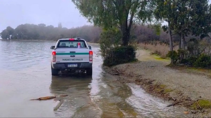 Alerta en Bariloche: la crecida del río Manso tiró un puente en Pampa Linda y cerraron el acceso al Cerro Tronador