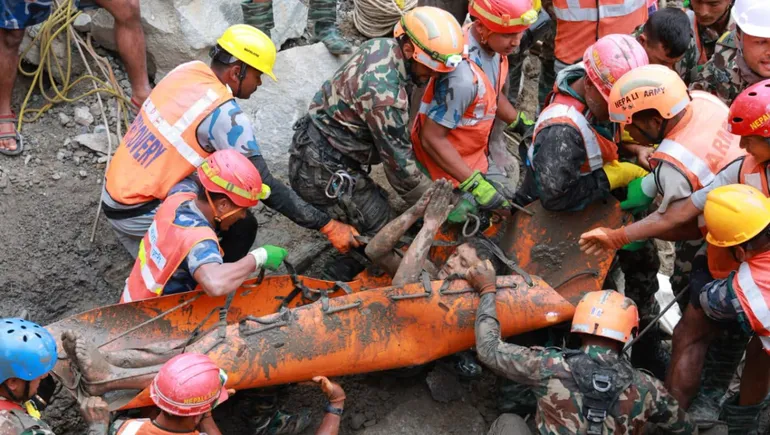 Rescataron con vida a dos trabajadores que estuvieron diez días atrapados bajo el barro en Nepal