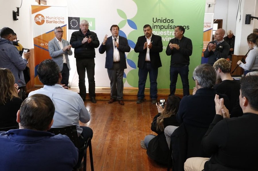 Weretilneck firmó en Bariloche, avances para la transformación de la Ruta 82 y la red de agua en Vallegas