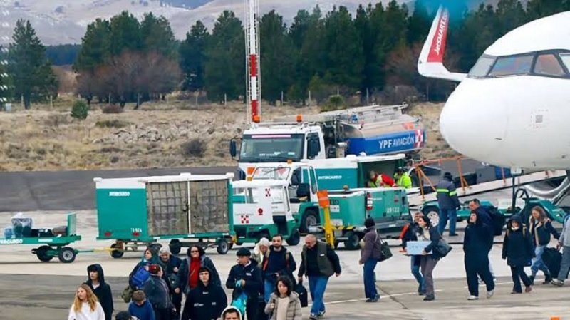 “Nos va a cambiar la vida”: el impacto social tras el regreso de los vuelos entre Chos Malal y Neuquén