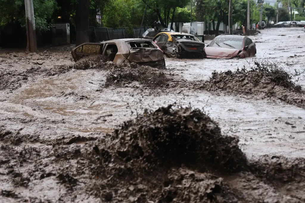 Violento aluvión en Santiago de Chile: autos arrastrados, calles inundadas y alerta roja en diez comunas