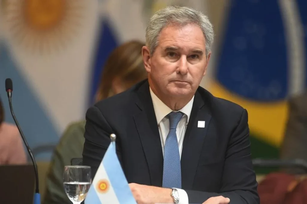 El paso de Flávio Bolsonaro por Misiones llegó al Congreso: piden interpelar a Pablo Quirno 
