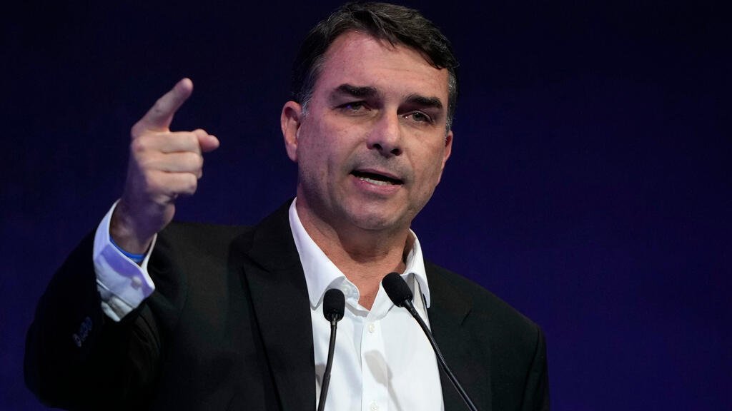 Flávio Bolsonaro cambió su discurso y ahora se proclama “líder” de Brasil tras perder las elecciones