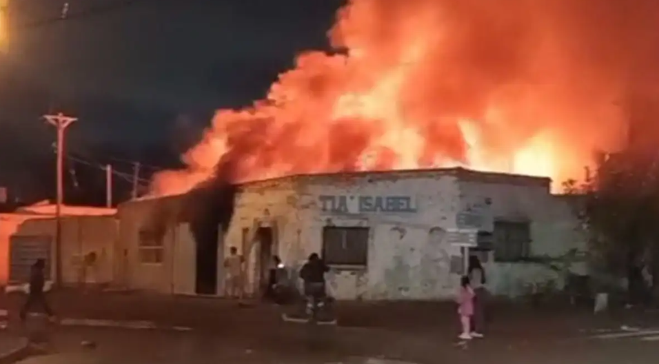 Un incendio destruyó el comedor Tía Isabel en Centenario y dejó graves pérdidas
