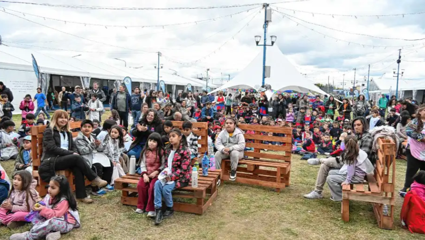 Libros, talleres y espectáculos: comenzó una nueva edición de la Feria del Libro de Roca