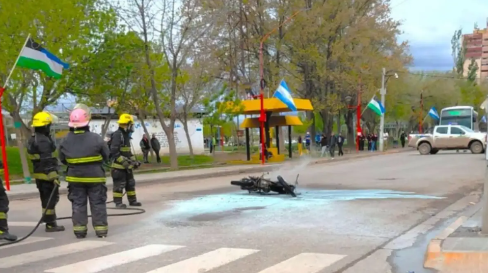 Detuvieron a un joven tras atacar a una policía y prender fuego una moto en una estación de servicio