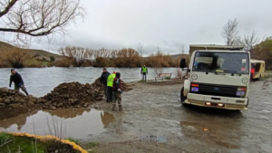 Junín de los Andes logró contener la crecida del Chimehuín y sostiene el monitoreo de las zonas bajas