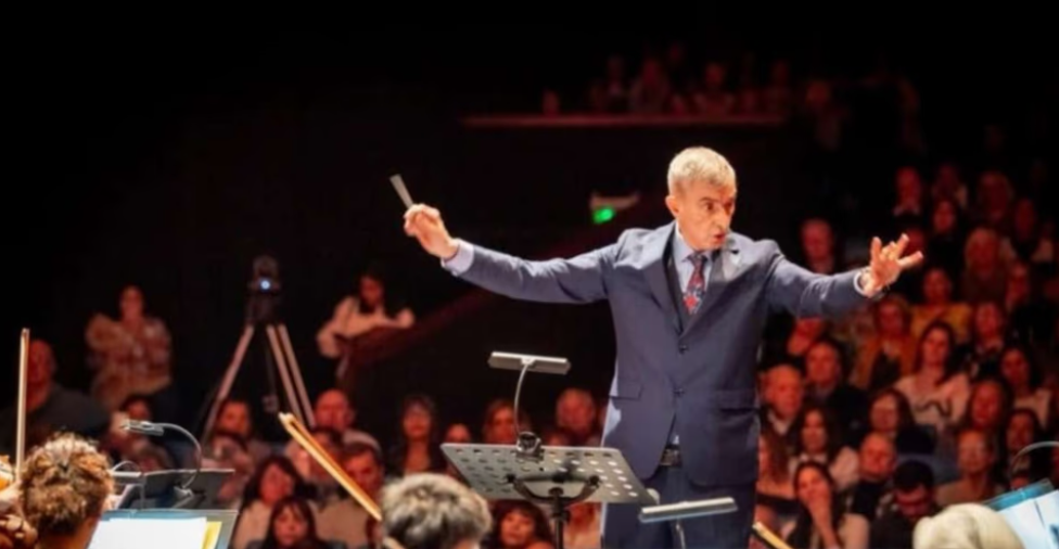 Nelson Castro se puso al frente de la Orquesta Sinfónica del Neuquén y dirigió un concierto a sala llena