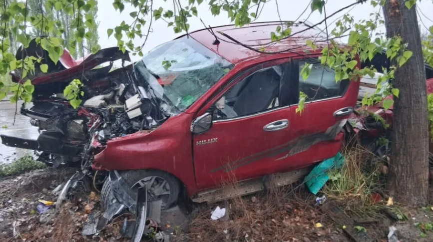 Grave vuelco en la Ruta 22: dos personas resultaron heridas tras perder el control de una camioneta bajo la lluvia