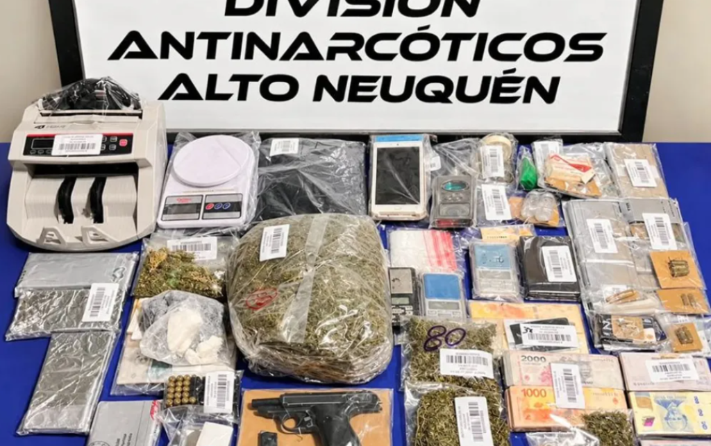 Cuatro detenidos en Chos Malal tras allanamientos por venta de drogas: secuestraron cocaína y un arma