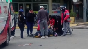 Un motociclista chocó contra un colectivo del COLE en Neuquén y sufrió lesiones de consideración