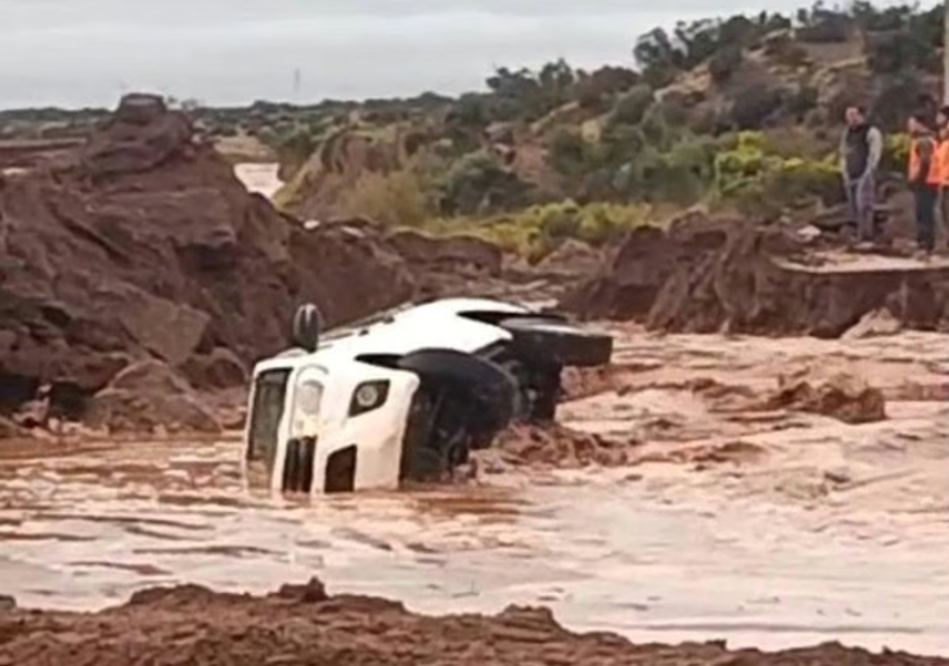 El temporal golpeó a Neuquén: rutas cortadas, caminos destruidos y una camioneta volcada en Rincón de los Sauces
