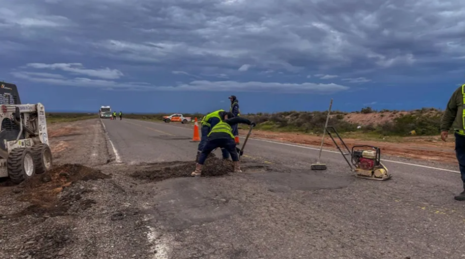 Catriel realizó 14 bacheos de emergencia en la Ruta 151 y Salzotto advirtió que está “intransitable”