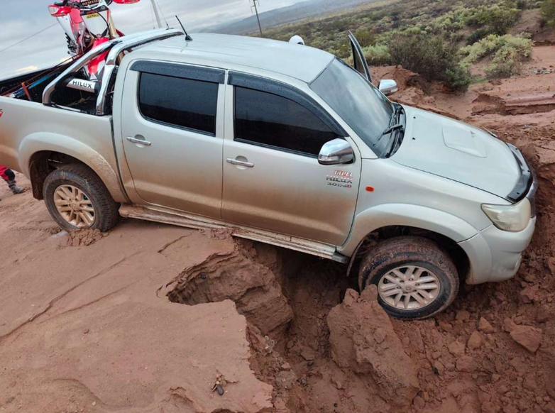 Una camioneta quedó atrapada en un socavón sobre la Ruta 6 cerca de Rincón de los Sauces