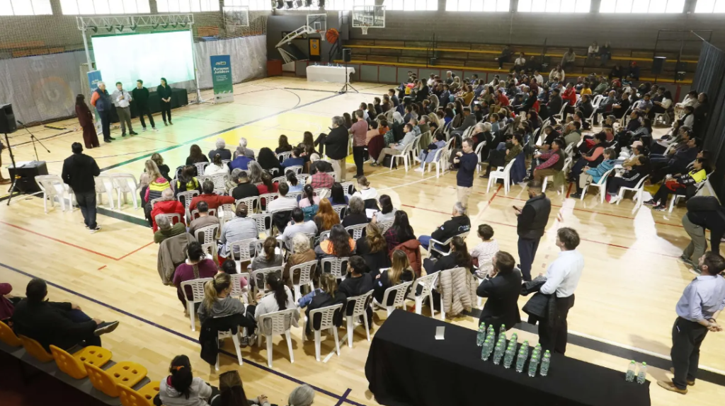 Weretilneck y Cortés se reunieron con más de 100 asociaciones civiles de Bariloche para facilitar sus trámites